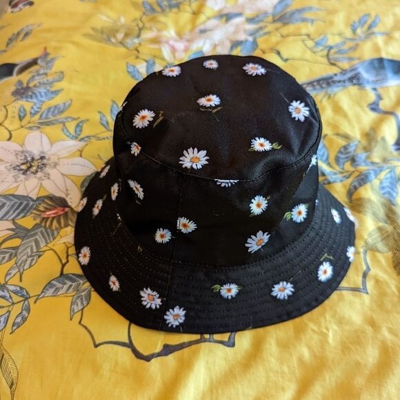 alice + Olivia reversible daisy bucket hat by Stacy bendet nwt - Picture 2 of 5